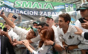La presidenta Cristina Fernández de Kirchner aseguró que "el único que derrama es el Estado" durante un acto en una planta de Honda en Campana. Afirmó que para aumentar la inversión no hay que disminuir la demanda sino "un poquito" la rentabilidad o traer la plata que se llevaron afuera del país. (foto Télam)