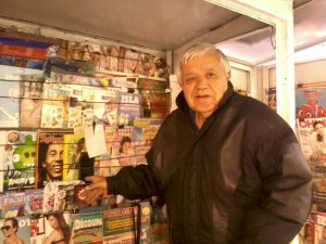 Ramòn Vergara (71), màs de 50 años atendiendo su kiosco de revistas.